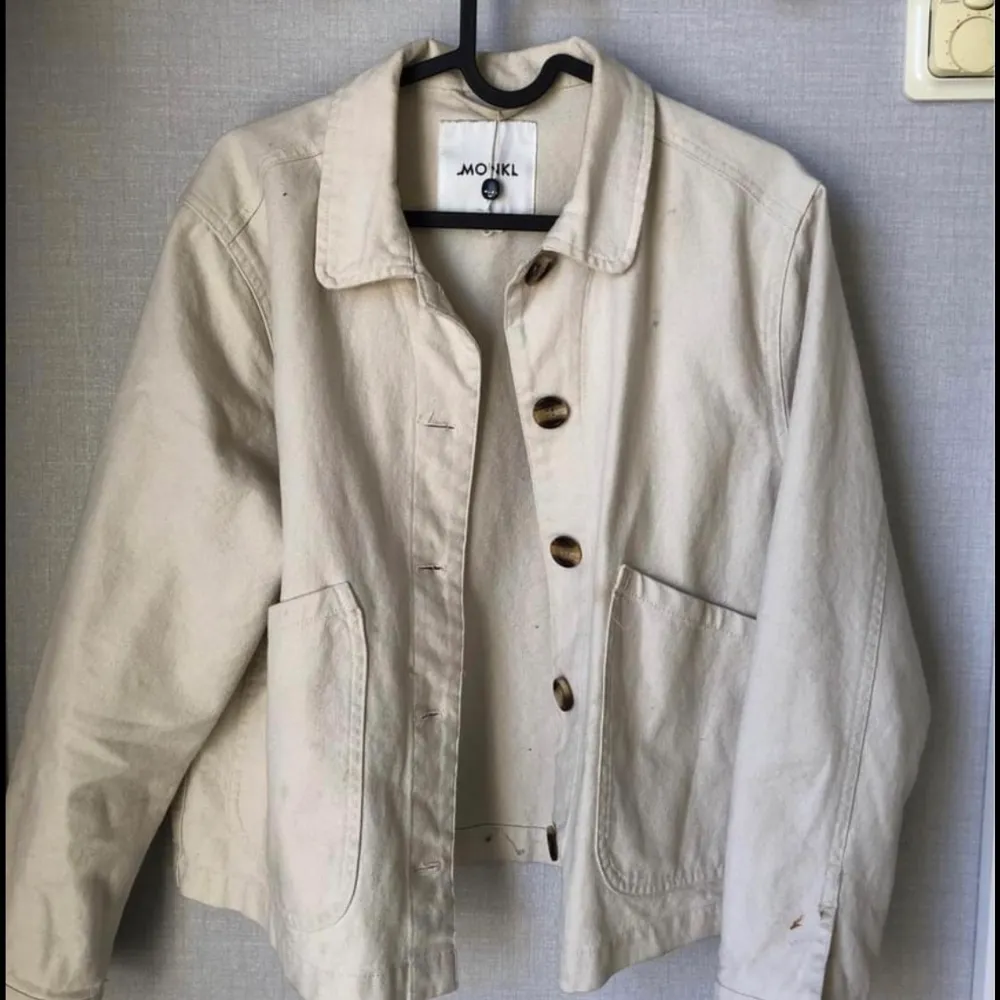 Super snygg beige” linne” jacka från monki med bruna detaljer🌸. Det är storlek XS men passar mig som vanligtvis är alltifrån xs-m. 100kr + frakt🥰. Jackor.
