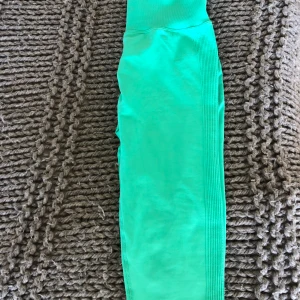 Seamless tights - Superfina och mjuka/stretchiga träningsbyxor i storlek M. De är oanvända, och säljs eftersom de är  för stora för mig som är en xs/s. De sitter superbra då de har en söm på baksidan som framhäver rumpan! Kontakta om ni har några frågor. Köparen står för frakten🥰