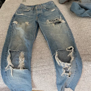 Slitna jeans i strk XS  - Slitna jeans från bikbok, köpta för 699kr säljer för 150kr.