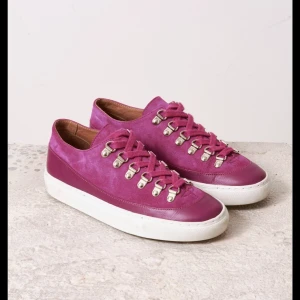 Rodebjer skor - Jag säljer mina skit snygga rodebjer skor då de inte kommer till användning. Dem är slutsålda överallt och är i en skit cool unik modell. De har ett litet skrap märke, men de syns knappt( Sista bilden) Jag har använt dem en gång så dem är som nya. De kostar 1 839 nypris och jag säljer dem för 500kr