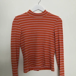 Høyhalset genser - Høyhalset genser i fine farger fra Monki. Genseren er i fin stand