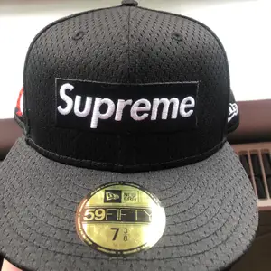 Supreme new era keps från 2018 aldrig andvänd