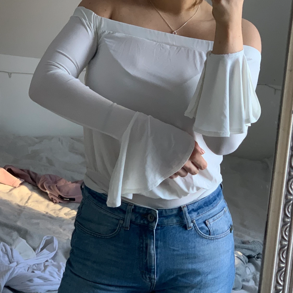 Vit snygg body, med volanger  - 90