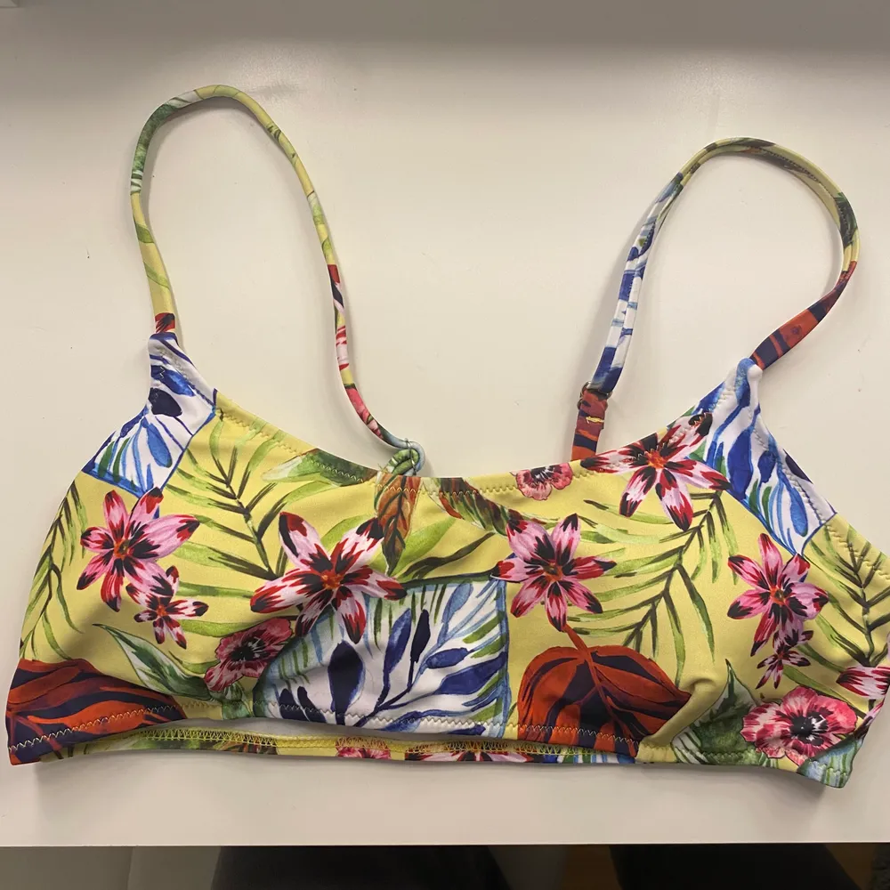 Supergullig bikini som inte längre används 🌟 Underdelen ser väldigt högt skuren ut men den går till naveln. Storlek S men överdelen skulle även passa en M. 100kr+frakt 💕DM:a för mer info och bilder! . Övrigt.