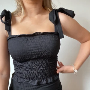 Svart topp - Säljer denna söta svarta toppen från Gina Tricot i storlek S. Väldigt bra skick