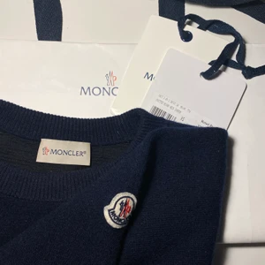 Moncler tröja - Crewneck från Moncler. Fler bilder finns längre ner i flödet. Köpt i London för ca 375 pund, ca 4000kr. Äkta, påse och prislappar finns med!☺️