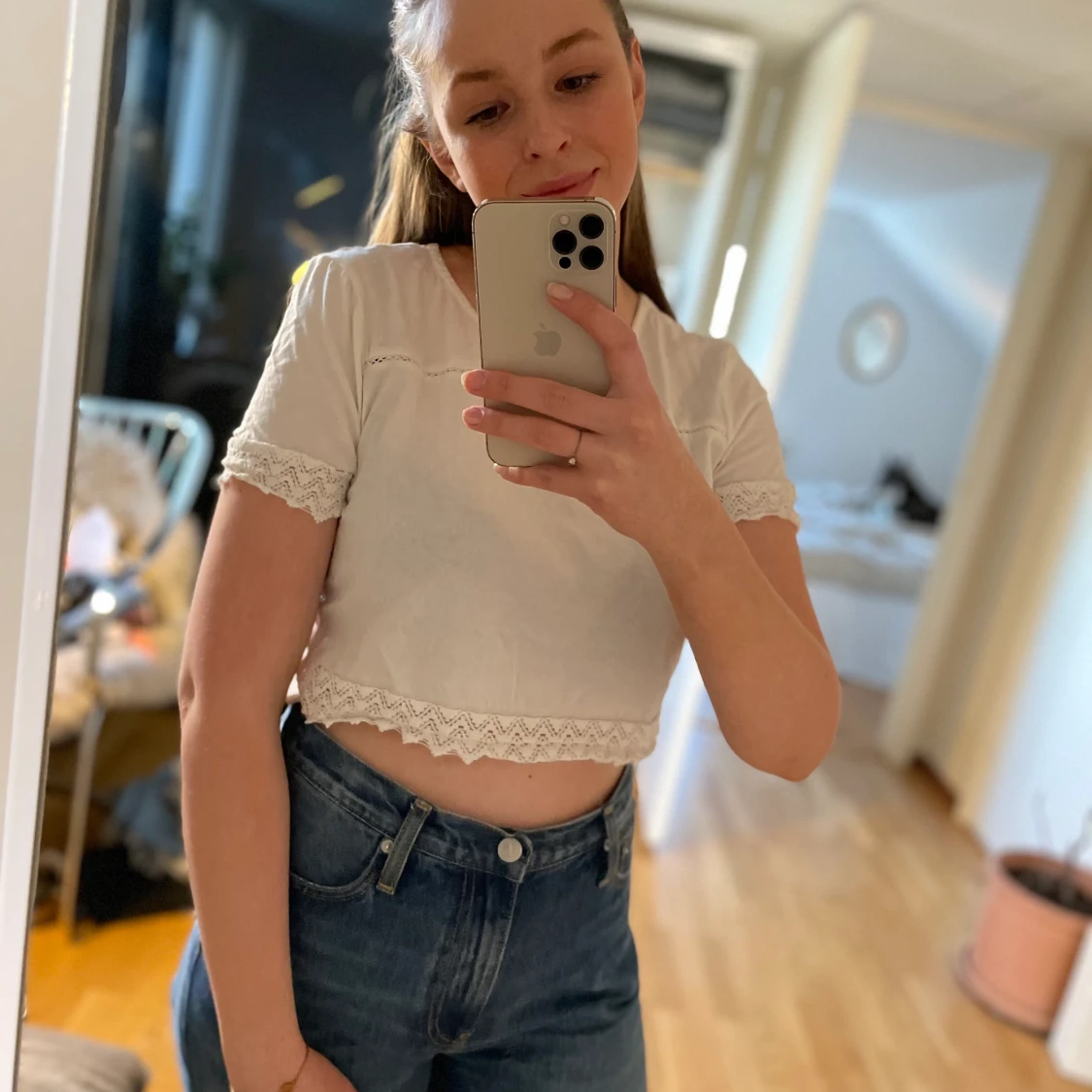 Croppad T-shirt med fina detaljer 