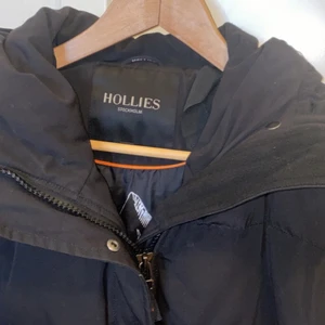 Hollies Jacka - Modell: Subway Päls: Ingår (skickas med jackan) St: 42 Färg: Svart Skick: Använt en vinter Inköpspris: 4 998kr  Vid ytterligare frågor om jackan be om telefonnummer/mejladress