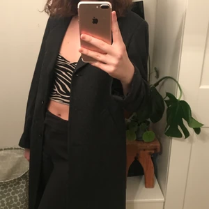 Lång kavaj - Lång mörkgrån å asball kavaj köpt secondhand! Storlek finns inte men sitter om en m! Hör av er vid intresse🥰🥰