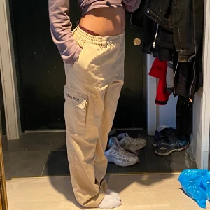 Beiga byxor  - Ett par långa beiga byxor!! 