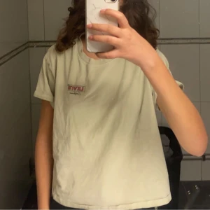 Gul lite owersize T-shirt från Levis  - Gul jättefin Levis T-shirt som är lite oversize för mig, säljs pga för stor för mig. Skriv gärna privat om ni har några frågor eller vill köpa💛