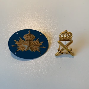 Pins - Pins köpta på en loppis som sålde gamla militära föremål, jag har haft dem på en jacka men de går såklart att fästa på vilket plagg som helst 🌟 Den blå är ca 4 x 3 cm och den andra är ca 2,5 cm lång och 1,6 cm bred.                                                           Kolla gärna in mina andra annonser! 