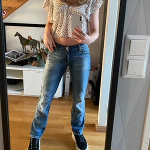 Trendiga lågmidjade jeans - Säljer mina skit snygga lågmidjadejeans som är perfekt färg till våren och är super trendiga👖👖💕💗 Dom kommer tyvärr inte till användning längre men år i super fint skick✨✨🌈🌈💗