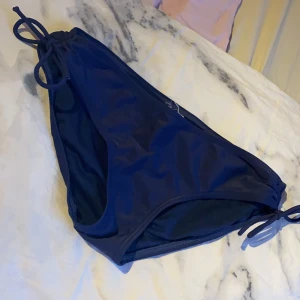 Bikini underdel - Blå basic bikini underdel i storlek S. Troligen från Intersport/stadium. Bra skick. Köpare står för frakt 📦 