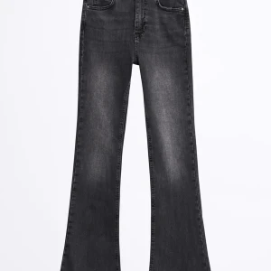 Bootcut jeans - Säljer ett par gråa bootcut jeans som på bilden då de är för små för mig. Storlek S, från Gina tricot.