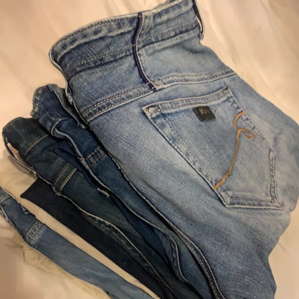 Säljer massa olika vintage jeans, de flesta från Girogio armani men vissa från g-star mm. de flesta är i 28/xs men kan är relativt töjbara. Har massa fler hör av er vid intresse samt frågor!🤎🤍. Jeans & Byxor.