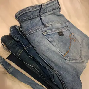 Säljer massa olika vintage jeans, de flesta från Girogio armani men vissa från g-star mm. de flesta är i 28/xs men kan är relativt töjbara. Har massa fler hör av er vid intresse samt frågor!🤎🤍