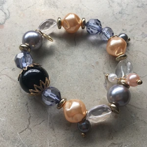 Armband med pärlor  - Supersnygg armband med olika stenar/pärlor och en stor svart på mitten. Helt ny och oanvänd! Enkelt att trä genom handen. Frakt tillkommer. Skriv om du undrar något 💞💞