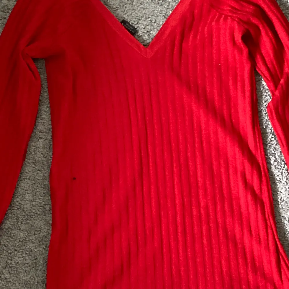 En röd tröja med v-rigning och från zara, den är ganska lång i armarna och i storleken s 💕 nypriset kan jag gissa på typ 100kr för att denna fick jag av en kompis så har inte så mycket koll. Tröjor & Koftor.