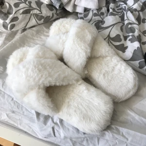 Fluffiga tofflor - Storlek 36/37 , normala i storleken och helt oanvända. 