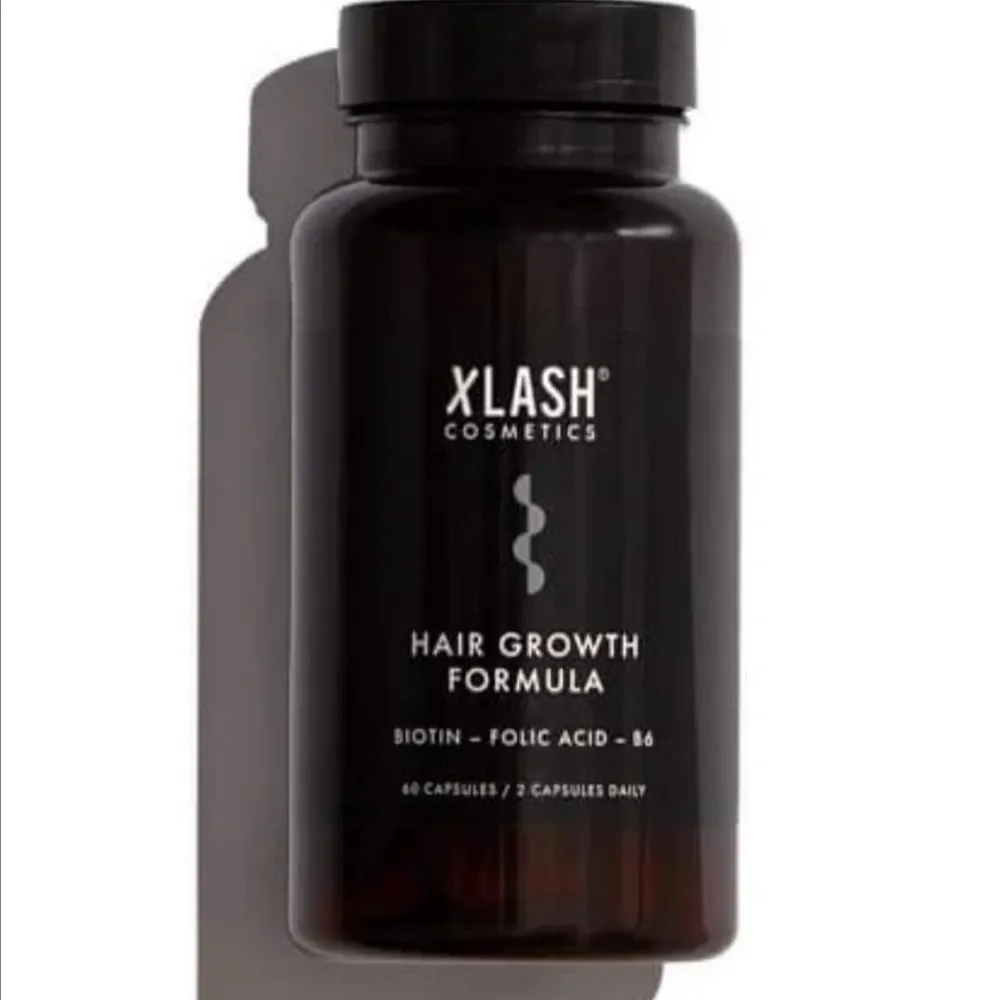 Xlash Hair Growth Formula 》NY 》En burk innehåller 60 kapslar. 》Nypris: 349:-  》》Koncenterad formula med vitaminer och mineraler Innehåller bland annat biotin, b-vitaminer och marint kollagen,Ger näring inifrån. 》》För mer info gå in på: https: //xlash.se/produkt/hair-growth-formula/. Övrigt.