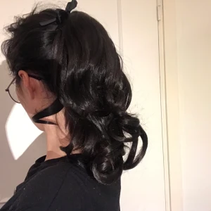 Löshår i tofts - Oanvänd löshår i hästsvans i färgen mörk brun. Ej äkta hår.  Längd: ca 34cm. Frakt: 24kr