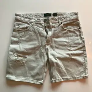 Beiga shorts i strl 40 från Pull & Bear med slitningar perfekta till sommaren☀️⛱ Shortsen är sudda efter en man men passar alla kön beroende på vilken passform man vill ha. 79kr exsluvise  frakt 