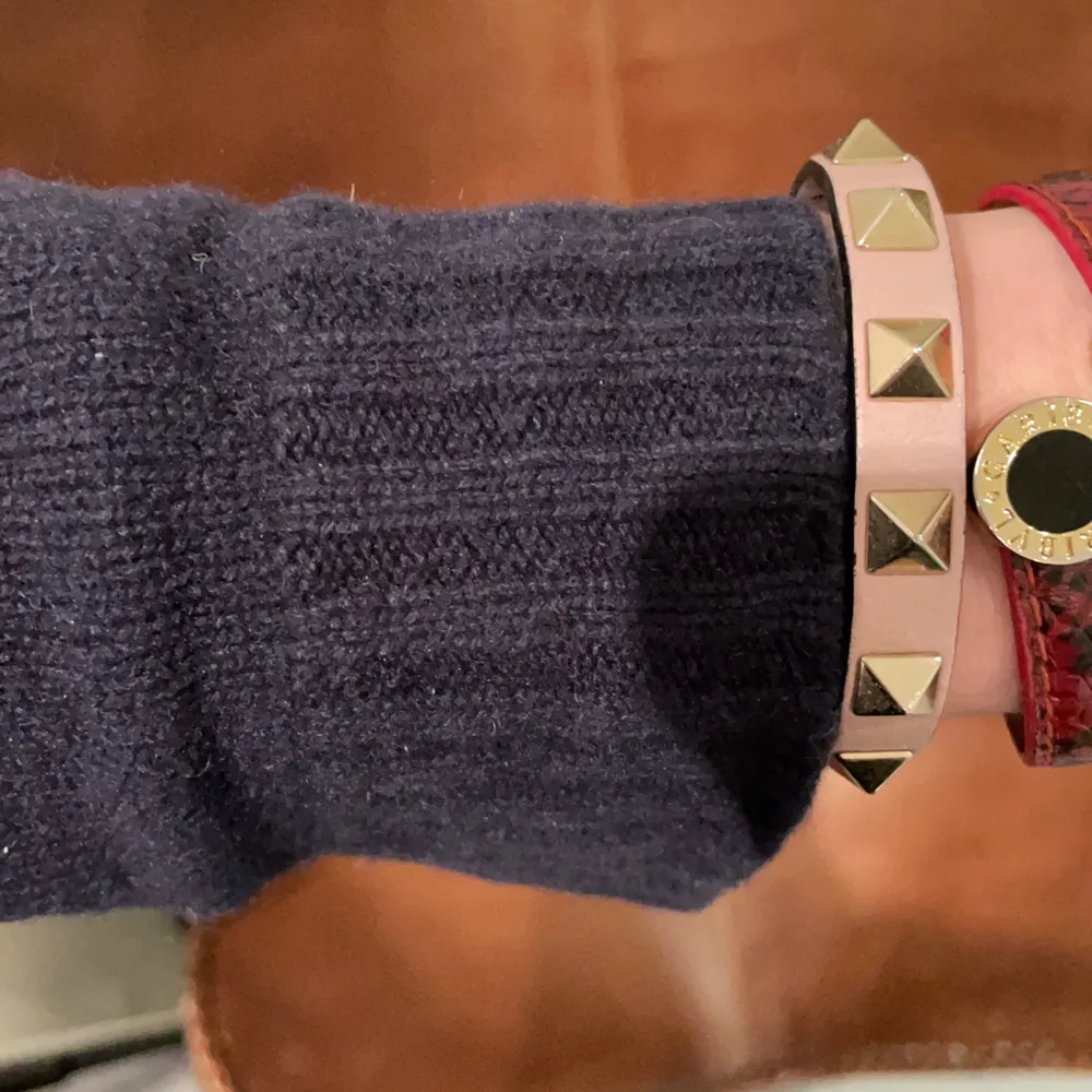 Valentino armband ljusrosa❤️ Köpt 2020 på Valentino nypris: 1800 kr. Armbandet har slitningar fråga om bilder. Fått väldigt många som vill köpa budet ligger på 900 kr om man e intresserad av att köpa skriv till mig. Du kan även köpa armbandet direkt för 1100 + 66 kr (frakt)❤️. Accessoarer.