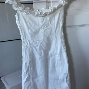 En superfin vit tajt klänning som följer kroppsformerna jättebra. Den är endast använd en gång och säljer den för att den blev för liten. 