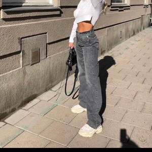 Byxor - Säljer dessa byxor från Zara. Strl.38. Använda fåtal gånger. Fler bilder finns att få om det behövs. Bud 320+frakt. Köpare står för frakt! 🤎