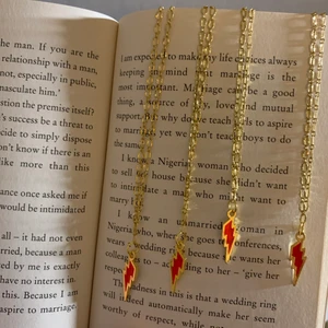 FLASH halsband  - 24k guldpläterad, 42 cm. Beställ via insta DM @azamjewels OBS. flertal nya designs är påväg så stay tuned ⚡️ frakt: 12kr  (bild av mig) 