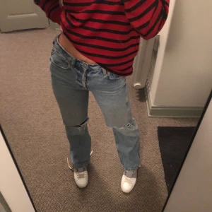 Lågmidjade &otherstories jeans - Så sjukt snygga lågmidjade jeans från &otherstories som tyvärr blivit lite små. Har två stycken snygga och välbevarade hål (dvs att de inte rivits upp pga användning) Perfekta för mig som är 163💕💕 bud på 460kr, avslutar om nåra dagar