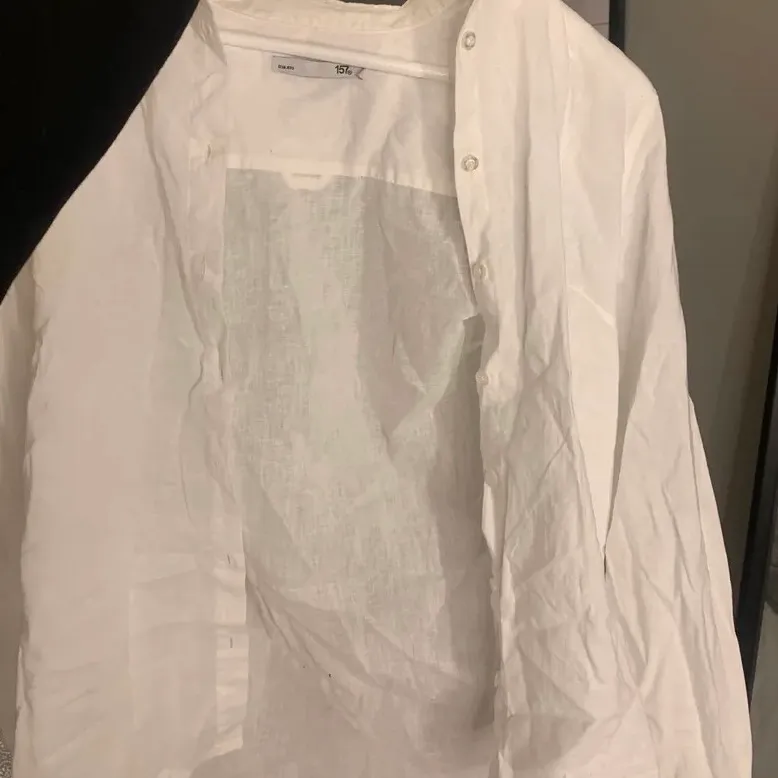 Linneskjorta som inte kommer till användning längre. Köparen står för frakten💕 om fler än intresserad är det budgivning. Skjortor.