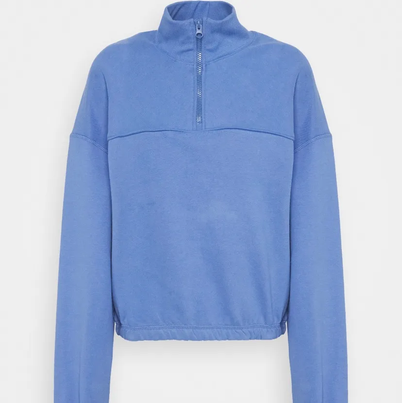 Säljer denna helt oanvända sweatshirten från Weekday som är slutsåld på deras hemsida. storlek S men oversized i modellen ❣️Köpt för 300, säljer för 180🥰 köparen står för frakten. Tröjor & Koftor.