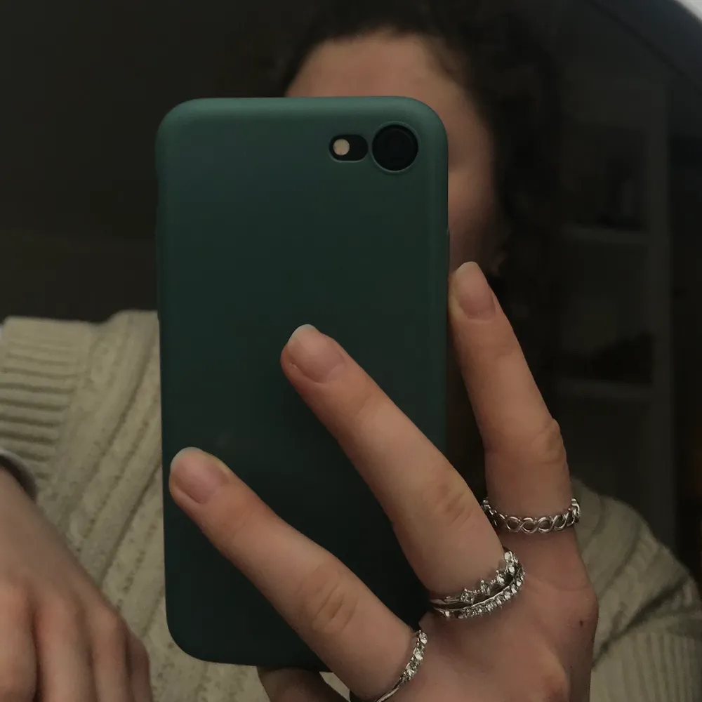 Ringar i silver⚡️ 10/10 i skick, inga skavanker, ingen lossnad färg och saknas inga stenar! Köpte oanvända här på Plick, men är lite stora på mig. Endast använt 2ggr. Storlek M-L. 1 för 10kr. Alla 4 för 40kr. Asusteet.