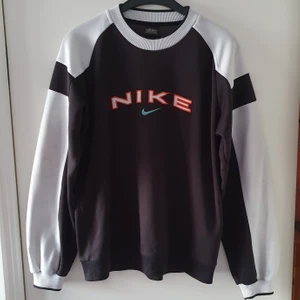Vintage Nike tröja - Vintage svart vit Niketröja i storlek XL, skulle nog mer säga ca L. Är fläckig på ena ärmen men syns så svagt så det var svårt att få med på bild samt har några tråddragningar nedtill på den andra ärmen (se bild 2). Önskas fler bilder på tröjan eller mer info så säg bara till! Fraktkostnad blir 66kr. OBS! Budgivning från 250kr (exkl. frakt) i kommentarsfältet med höjning på minst 5kr, tack! 😊 Sluttid på söndag 28/2 kl 19!