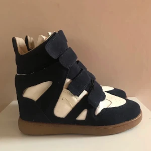 Isabel Marant Skor - Isabel Marant skor, storlek 38 men passar även 39🦋💙 Supersnygga, säljer då de var lite för lite små för mig💙