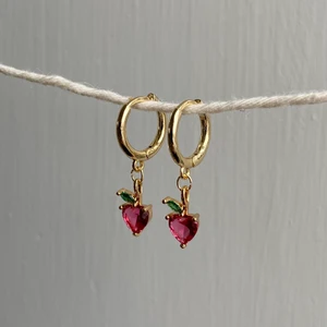 Örhängen, 18k guldpläterade🍓🍓 - Superfina örhängen, 18k guldpläterade i nyskick. 129kr för ett par🤍🍓