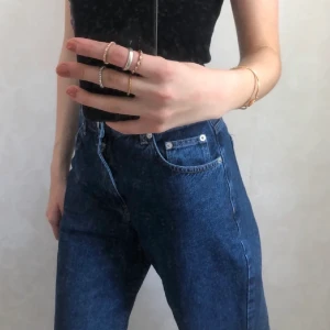 Raka blå jeans - Säljer ett par raka blå jeans från NAKD. 200kr. Storlek 38, använda Max 3 gånger