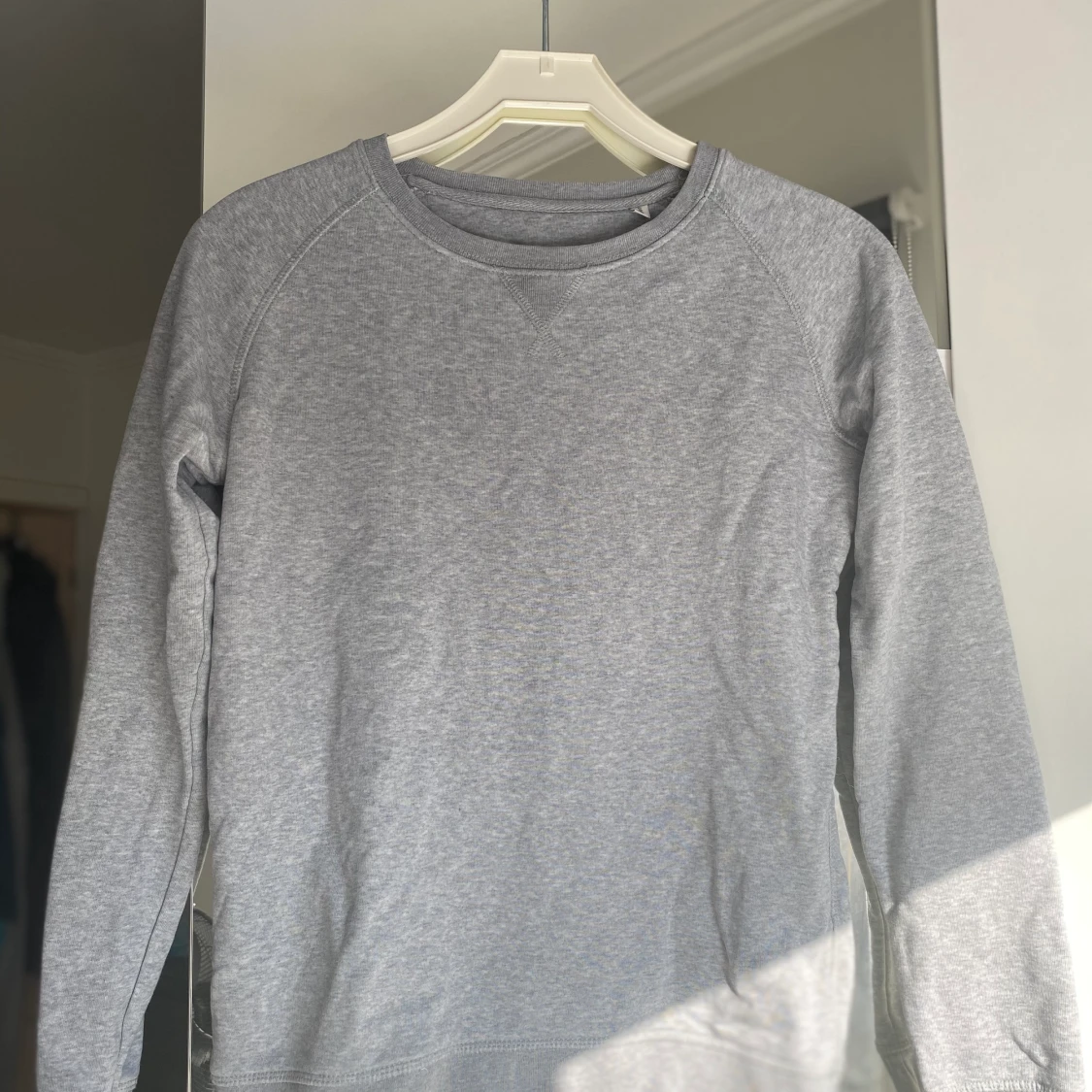 Hoodie med tryck på ryggen