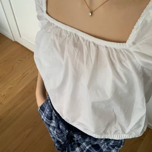 Vit topp - Super söt vit topp med square neck. Storlek S men passar definitivt M också!