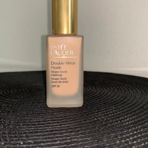 Estee lauder - Min gamla fundation, använder inte längre då jag använder en annan färg nu. Mer än hälften kvar. Bara att skriva om det är något ni undrar över❤️