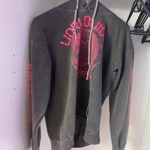 Stentvättad hoodie - Hoodie i storlek S, Max använd 2 ggr så i nyskick<3 Köparen står för frakt🤍 