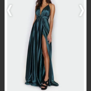  - Superfin balklänning i bra skick. Mörkgrön färg i satintyg. Slits, urringad och öppen rygg. Det är resår i ryggen så den är stretching och skön runt kroppen! 1600 kr inkl frakt, nypris 2299 kr.