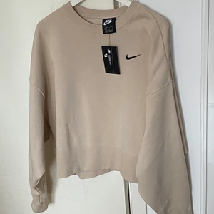 Nike  - INTRESSEKOLL på min tröja ifrån Nike! Färgen oatmeal som är den perfekta beige färgen!  Storlek M men passar S också. Bud börjar på 600kr