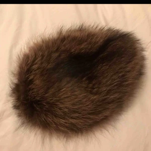 Pälsmössa - Superfin pälshatt / pälsmössa köpt i andra hand. Den skiljer sig lite i modellen från andra pälsmössor eftersom den har en liten skärm där fram🌟 Lite keps aktig kan man säga!