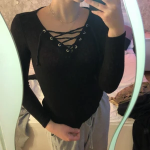Tröja  - Skön svart tröja med snörning☺️ Storlek XS Kan passa i S. Aldrig använt den🤍 Ifrån HM😊 