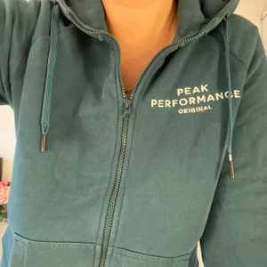 Peak performence i jätte fin grön  - Säljer min fina hoodie i grön, super mysig och i storlek L känns dock som en M. Har inte använt så många gånger så den är i bra skick. Nypris 1200kr