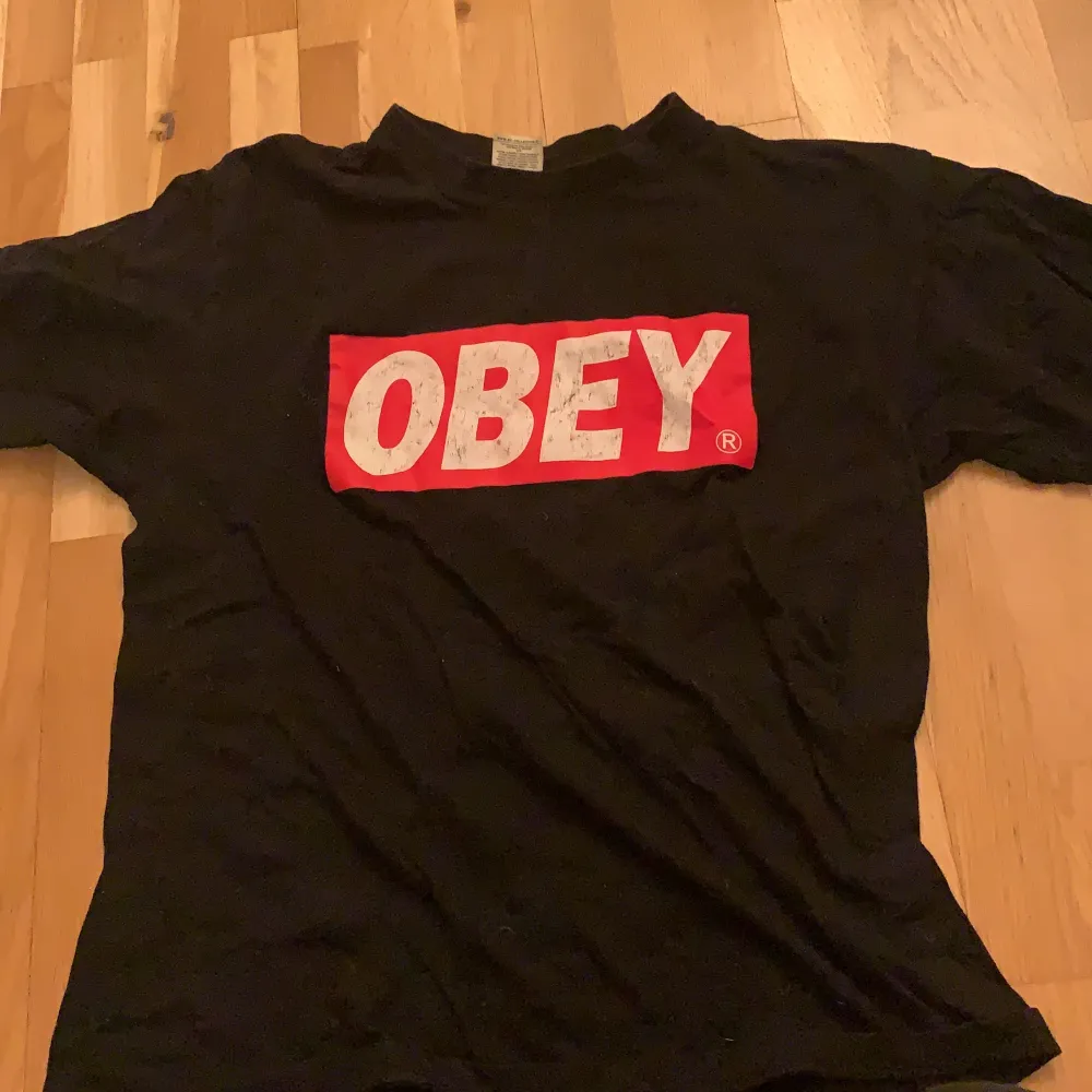 Fin obey tröja ,lite halvslitet tryck .Säljs pågrund av att den ej används längre 💕. T-shirts.