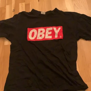 Obey - Fin obey tröja ,lite halvslitet tryck .Säljs pågrund av att den ej används längre 💕